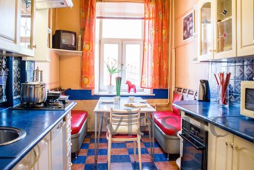 Apartments with character near the subwa, Moscow - apartment by the day