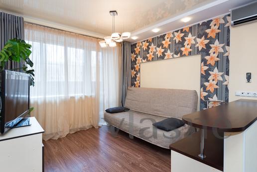 Lunacharsky 180, Yekaterinburg - apartment by the day