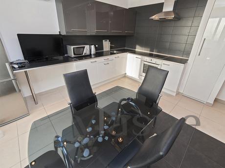With designer renovated in the center, Yekaterinburg - apartment by the day