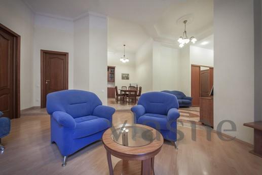 Spacious 2-bedroom flat on Chaykovskogo, Saint Petersburg - apartment by the day