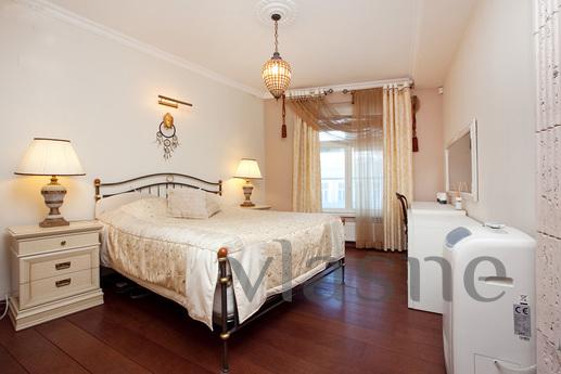 Glamour and luxury in a 4-minute walking steps from the subw