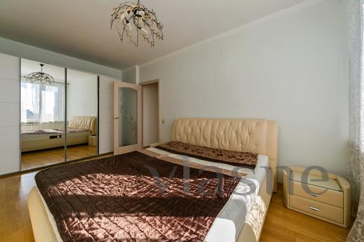 1-2 people 6000 rubles / day, 3-4 people 6500 rubles / day, 