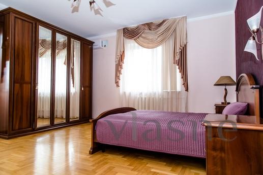 Double room with Italian furniture and a large bed with orth
